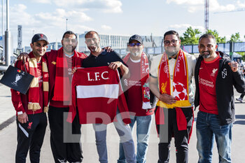 2022-05-28 - PARIS, FRANCE - MAY 28: Liverpool FC supporters having fun prior the UEFA Champions League final match between Liverpool FC and Real Madrid at Stade de France on May 28, 2022 in Paris, France. - LIVERPOOL FC V REAL MADRID - UEFA CHAMPIONS LEAGUE FINAL 2021/22 - UEFA CHAMPIONS LEAGUE - SOCCER