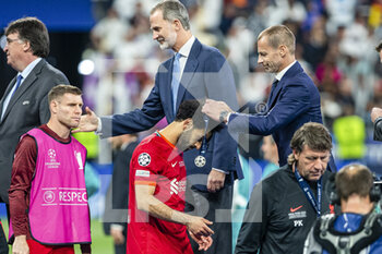 2022-05-28 - PARIS, FRANCE - MAY 28: Mohamed Salah of Liverpool (L) deceives his second position medal by the hands of UEFA President Aleksander Ceferin (R) during the UEFA Champions League final match between Liverpool FC and Real Madrid at Stade de France on May 28, 2022 in Paris, France. - LIVERPOOL FC V REAL MADRID - UEFA CHAMPIONS LEAGUE FINAL 2021/22 - UEFA CHAMPIONS LEAGUE - SOCCER