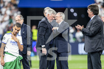 2022-05-28 - PARIS, FRANCE - MAY 28: Real Madrid Head Coach Carlo Ancelotti (L) hugs Real Madrid president Florentino Pérez (R) during the UEFA Champions League final match between Liverpool FC and Real Madrid at Stade de France on May 28, 2022 in Paris, France. - LIVERPOOL FC V REAL MADRID - UEFA CHAMPIONS LEAGUE FINAL 2021/22 - UEFA CHAMPIONS LEAGUE - SOCCER