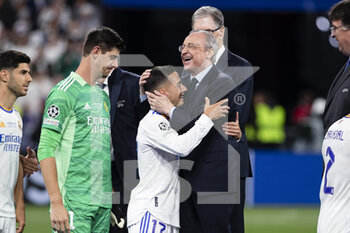 2022-05-28 - PARIS, FRANCE - MAY 28: Real Madrid president Florentino Pérez (R) hugs Lucas Vazquez of Real Madrid CF (L) during the UEFA Champions League final match between Liverpool FC and Real Madrid at Stade de France on May 28, 2022 in Paris, France. - LIVERPOOL FC V REAL MADRID - UEFA CHAMPIONS LEAGUE FINAL 2021/22 - UEFA CHAMPIONS LEAGUE - SOCCER