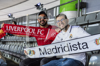 2022-05-28 - PARIS, FRANCE - MAY 28: Real Madrid and Liverpool FC supporters having fun prior the UEFA Champions League final match between Liverpool FC and Real Madrid at Stade de France on May 28, 2022 in Paris, France. - LIVERPOOL FC V REAL MADRID - UEFA CHAMPIONS LEAGUE FINAL 2021/22 - UEFA CHAMPIONS LEAGUE - SOCCER