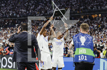 2022-05-28 - PARIS, FRANCE - MAY 28: Eder Militão of Real Madrid CF (L) and David Alaba of Real Madrid CF (R) celebrating after winning UEFA Champions League Final during the final match between Liverpool FC and Real Madrid at Stade de France on May 28, 2022 in Paris, France. - LIVERPOOL FC V REAL MADRID - UEFA CHAMPIONS LEAGUE FINAL 2021/22 - UEFA CHAMPIONS LEAGUE - SOCCER