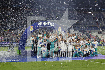 2022-05-28 - PARIS, FRANCE - MAY 28: Real Madrid squad rise up the UEFA Champions League Trophy after winning Liverpool FC at Stade de France on May 28, 2022 in Paris, France. - LIVERPOOL FC V REAL MADRID - UEFA CHAMPIONS LEAGUE FINAL 2021/22 - UEFA CHAMPIONS LEAGUE - SOCCER