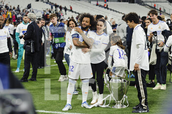 2022-05-28 - PARIS, FRANCE - MAY 28: Marcelo Vieira of Real Madrid CF (L) poses for photos with his Champion s League Trophy and family during the UEFA Champions League final match between Liverpool FC and Real Madrid at Stade de France on May 28, 2022 in Paris, France. - LIVERPOOL FC V REAL MADRID - UEFA CHAMPIONS LEAGUE FINAL 2021/22 - UEFA CHAMPIONS LEAGUE - SOCCER