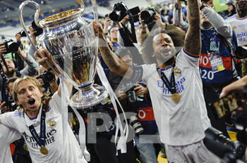 2022-05-28 - PARIS, FRANCE - MAY 28: Luka Modric (L) and Marcelo Vieira of Real Madrid CF (R) celebrating with his Trophy after winning UEFA Champions League Final against Liverpool FC at Stade de France on May 28, 2022 in Paris, France. - LIVERPOOL FC V REAL MADRID - UEFA CHAMPIONS LEAGUE FINAL 2021/22 - UEFA CHAMPIONS LEAGUE - SOCCER