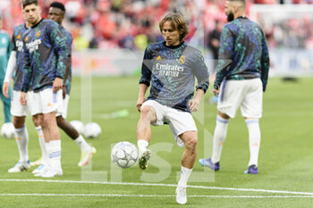 2022-05-28 - PARIS, FRANCE - MAY 28: Luka Modric of Real Madrid CF warming up during the UEFA Champions League final match between Liverpool FC and Real Madrid at Stade de France on May 28, 2022 in Paris, France. - LIVERPOOL FC V REAL MADRID - UEFA CHAMPIONS LEAGUE FINAL 2021/22 - UEFA CHAMPIONS LEAGUE - SOCCER