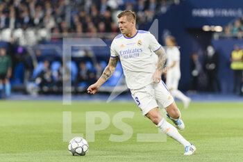 2022-05-28 - PARIS, FRANCE - MAY 28: Toni Kroos of Real Madrid CF runs with the ball during the UEFA Champions League final match between Liverpool FC and Real Madrid at Stade de France on May 28, 2022 in Paris, France. - LIVERPOOL FC V REAL MADRID - UEFA CHAMPIONS LEAGUE FINAL 2021/22 - UEFA CHAMPIONS LEAGUE - SOCCER