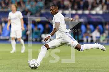 2022-05-28 - PARIS, FRANCE - MAY 28: David Alaba of Real Madrid CF looks to bring the ball down during the UEFA Champions League final match between Liverpool FC and Real Madrid at Stade de France on May 28, 2022 in Paris, France. - LIVERPOOL FC V REAL MADRID - UEFA CHAMPIONS LEAGUE FINAL 2021/22 - UEFA CHAMPIONS LEAGUE - SOCCER