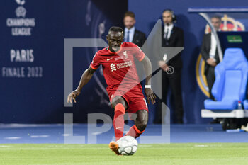 2022-05-28 - PARIS, FRANCE - MAY 28: Sadio Mané of Liverpool passes the ball during the UEFA Champions League final match between Liverpool FC and Real Madrid at Stade de France on May 28, 2022 in Paris, France. - LIVERPOOL FC V REAL MADRID - UEFA CHAMPIONS LEAGUE FINAL 2021/22 - UEFA CHAMPIONS LEAGUE - SOCCER