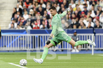 2022-05-28 - PARIS, FRANCE - MAY 28: Goalkeeper Thibaut Courtois of Real Madrid CF serves the ball during the UEFA Champions League final match between Liverpool FC and Real Madrid at Stade de France on May 28, 2022 in Paris, France. - LIVERPOOL FC V REAL MADRID - UEFA CHAMPIONS LEAGUE FINAL 2021/22 - UEFA CHAMPIONS LEAGUE - SOCCER