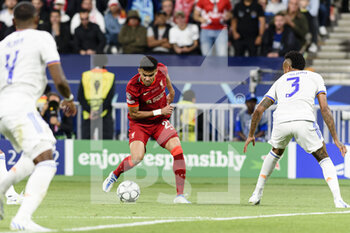 2022-05-28 - PARIS, FRANCE - MAY 28: Luis Diaz of Liverpool (L) in action during the UEFA Champions League final match between Liverpool FC and Real Madrid at Stade de France on May 28, 2022 in Paris, France. - LIVERPOOL FC V REAL MADRID - UEFA CHAMPIONS LEAGUE FINAL 2021/22 - UEFA CHAMPIONS LEAGUE - SOCCER