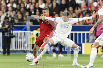 2022-05-28 - PARIS, FRANCE - MAY 28: Thiago Alcántara of Liverpool (L) battles for the ball with Federico Valverde of Real Madrid CF (R) during the UEFA Champions League final match between Liverpool FC and Real Madrid at Stade de France on May 28, 2022 in Paris, France. - LIVERPOOL FC V REAL MADRID - UEFA CHAMPIONS LEAGUE FINAL 2021/22 - UEFA CHAMPIONS LEAGUE - SOCCER