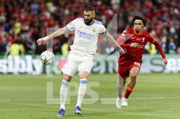 2022-05-28 - PARIS, FRANCE - MAY 28: Karim Benzema of Real Madrid CF (L) is chased by Trent Alexander-Arnold of Liverpool (R) during the UEFA Champions League final match between Liverpool FC and Real Madrid at Stade de France on May 28, 2022 in Paris, France. - LIVERPOOL FC V REAL MADRID - UEFA CHAMPIONS LEAGUE FINAL 2021/22 - UEFA CHAMPIONS LEAGUE - SOCCER