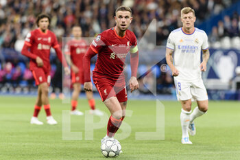 2022-05-28 - PARIS, FRANCE - MAY 28: Jordan Henderson of Liverpool controls the ball during the UEFA Champions League final match between Liverpool FC and Real Madrid at Stade de France on May 28, 2022 in Paris, France. - LIVERPOOL FC V REAL MADRID - UEFA CHAMPIONS LEAGUE FINAL 2021/22 - UEFA CHAMPIONS LEAGUE - SOCCER