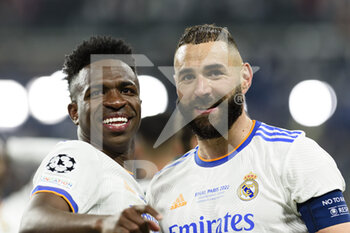 2022-05-28 - PARIS, FRANCE - MAY 28: Vinicius Junior (L) and Karim Benzema of Real Madrid CF (R) celebrating after winning UEFA Champions League Final during the final match between Liverpool FC and Real Madrid at Stade de France on May 28, 2022 in Paris, France. - LIVERPOOL FC V REAL MADRID - UEFA CHAMPIONS LEAGUE FINAL 2021/22 - UEFA CHAMPIONS LEAGUE - SOCCER