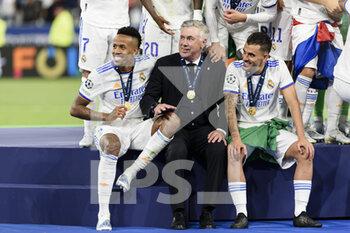 2022-05-28 - PARIS, FRANCE - MAY 28: Real Madrid Head Coach Carlo Ancelotti (C) Eder Militão of Real Madrid CF (L) and Daniel Ceballos of Real Madrid CF (R) celebrating after winning Liverpool during the UEFA Champions League final match between Liverpool FC and Real Madrid at Stade de France on May 28, 2022 in Paris, France. - LIVERPOOL FC V REAL MADRID - UEFA CHAMPIONS LEAGUE FINAL 2021/22 - UEFA CHAMPIONS LEAGUE - SOCCER