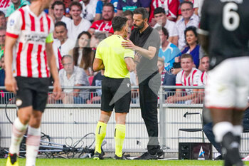 2022-08-09 - Referee Jesus Gil, Head Coach Ruud van Nistelrooij of PSV Eindhoven during the UEFA Champions League, Third qualifying round, 2nd leg football match between PSV Eindhoven and AS Monaco on August 9, 2022 at Philips Stadion in Eindhoven, Netherlands - FOOTBALL - CHAMPIONS LEAGUE - PSV EINDHOVEN V MONACO - UEFA CHAMPIONS LEAGUE - SOCCER