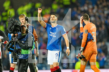 16/08/2022 - Rangers Antonio Colak salutes the crowd at the end of the UEFA Champions League, Play-offs, 1st leg football match between Rangers and PSV Eindhoven on August 16, 2022 at Ibrox Stadium in Glasgow, Scotland - FOOTBALL - CHAMPIONS LEAGUE - RANGERS V PSV - UEFA CHAMPIONS LEAGUE - CALCIO