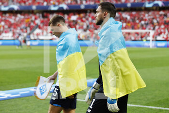 2022-08-23 - Dynamo Kyiv’s players are seen with nation flag before the UEFA Champions League, Play-offs, 2nd leg football match between SL Benfica v Dynamo Kyiv on August 23, 2022 at Estadio da Luz in Lisbon, Portugal - FOOTBALL - CHAMPIONS LEAGUE - BENFICA V DYNAMO KYIV - UEFA CHAMPIONS LEAGUE - SOCCER