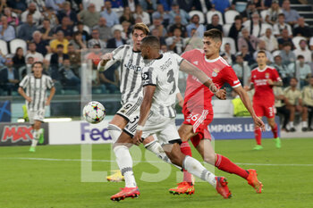 2022-09-14 - Gleison Bremer (Juventus FC) in dangerous action - JUVENTUS FC VS SL BENFICA - UEFA CHAMPIONS LEAGUE - SOCCER
