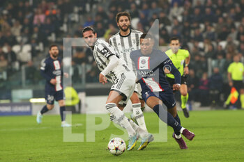2022-11-02 - Kylian M'Bappè (Paris Saint Germain) vs Adrien Rabiot (Juventus FC) and Manuel Locatelli (Juventus FC) - JUVENTUS FC VS PARIS SAINT-GERMAIN FC - UEFA CHAMPIONS LEAGUE - SOCCER