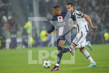 2022-11-02 - Kylian Mbappe (Paris Saint-Germain) in action against Federico Gatti (Juventus FC) - JUVENTUS FC VS PARIS SAINT-GERMAIN FC - UEFA CHAMPIONS LEAGUE - SOCCER