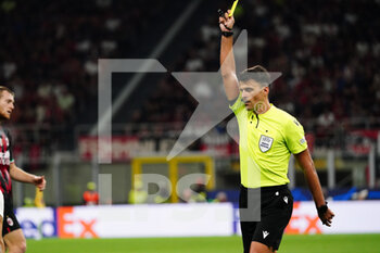 2022-09-14 - Jesús Gil Manzano (Referee) with yellow card - AC MILAN VS DINAMO ZAGREB - UEFA CHAMPIONS LEAGUE - SOCCER