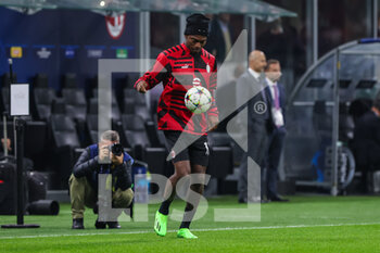 2022-11-02 - Rafael Leao of AC Milan warms up during UEFA Champions League 2022/23 Group Stage - Group E football match between AC Milan and FC Red Bull Salzburg at Giuseppe Meazza Stadium, Milan, Italy on November 02, 2022 - AC MILAN VS FC RED BULL SALZBURG - UEFA CHAMPIONS LEAGUE - SOCCER