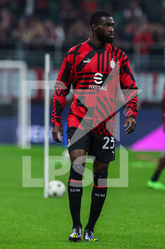2022-11-02 - Fikayo Tomori of AC Milan warms up during UEFA Champions League 2022/23 Group Stage - Group E football match between AC Milan and FC Red Bull Salzburg at Giuseppe Meazza Stadium, Milan, Italy on November 02, 2022 - AC MILAN VS FC RED BULL SALZBURG - UEFA CHAMPIONS LEAGUE - SOCCER