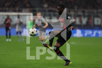 2022-11-02 - Fikayo Tomori of AC Milan in action during UEFA Champions League 2022/23 Group Stage - Group E football match between AC Milan and FC Red Bull Salzburg at Giuseppe Meazza Stadium, Milan, Italy on November 02, 2022 - AC MILAN VS FC RED BULL SALZBURG - UEFA CHAMPIONS LEAGUE - SOCCER