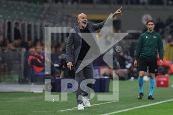 2022-11-02 - Stefano Pioli Head Coach of AC Milan shouts to his players during UEFA Champions League 2022/23 Group Stage - Group E football match between AC Milan and FC Red Bull Salzburg at Giuseppe Meazza Stadium, Milan, Italy on November 02, 2022 - AC MILAN VS FC RED BULL SALZBURG - UEFA CHAMPIONS LEAGUE - SOCCER
