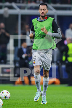 2022-10-04 - Sergio Busquets of FC Barcelona warms up during the UEFA Champions League 2022/23 Group Stage - Group C football match between FC Internazionale and FC Barcelona at Giuseppe Meazza Stadium, Milan, Italy on October 04, 2022 - INTER - FC INTERNAZIONALE VS FC BARCELONA - UEFA CHAMPIONS LEAGUE - SOCCER