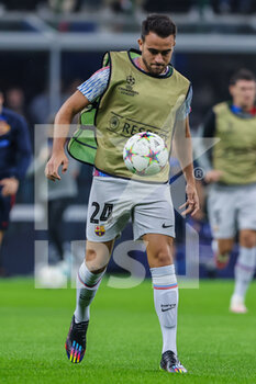 2022-10-04 - Eric Garcia of FC Barcelona warms up during the UEFA Champions League 2022/23 Group Stage - Group C football match between FC Internazionale and FC Barcelona at Giuseppe Meazza Stadium, Milan, Italy on October 04, 2022 - INTER - FC INTERNAZIONALE VS FC BARCELONA - UEFA CHAMPIONS LEAGUE - SOCCER