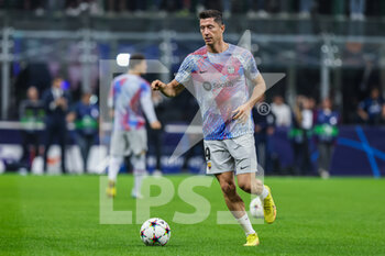 2022-10-04 - Robert Lewandowski of FC Barcelona warms up during the UEFA Champions League 2022/23 Group Stage - Group C football match between FC Internazionale and FC Barcelona at Giuseppe Meazza Stadium, Milan, Italy on October 04, 2022 - INTER - FC INTERNAZIONALE VS FC BARCELONA - UEFA CHAMPIONS LEAGUE - SOCCER