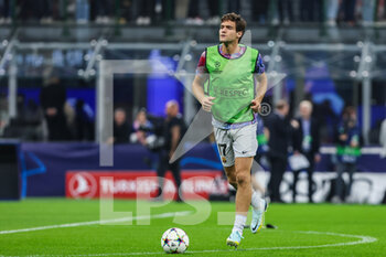 2022-10-04 - Marcos Alonso of FC Barcelona warms up during the UEFA Champions League 2022/23 Group Stage - Group C football match between FC Internazionale and FC Barcelona at Giuseppe Meazza Stadium, Milan, Italy on October 04, 2022 - INTER - FC INTERNAZIONALE VS FC BARCELONA - UEFA CHAMPIONS LEAGUE - SOCCER
