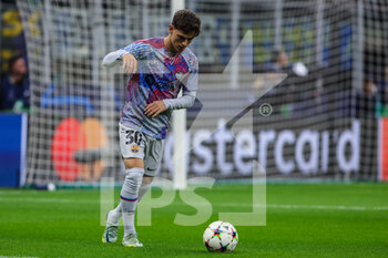 2022-10-04 - Gavi of FC Barcelona warms up during the UEFA Champions League 2022/23 Group Stage - Group C football match between FC Internazionale and FC Barcelona at Giuseppe Meazza Stadium, Milan, Italy on October 04, 2022 - INTER - FC INTERNAZIONALE VS FC BARCELONA - UEFA CHAMPIONS LEAGUE - SOCCER