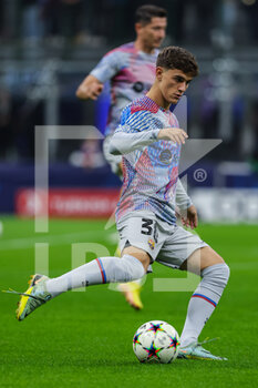 2022-10-04 - Gavi of FC Barcelona warms up during the UEFA Champions League 2022/23 Group Stage - Group C football match between FC Internazionale and FC Barcelona at Giuseppe Meazza Stadium, Milan, Italy on October 04, 2022 - INTER - FC INTERNAZIONALE VS FC BARCELONA - UEFA CHAMPIONS LEAGUE - SOCCER