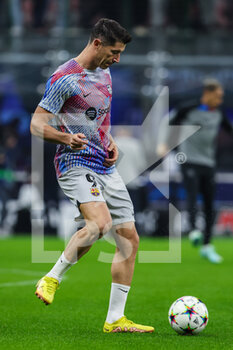 2022-10-04 - Robert Lewandowski of FC Barcelona warms up during the UEFA Champions League 2022/23 Group Stage - Group C football match between FC Internazionale and FC Barcelona at Giuseppe Meazza Stadium, Milan, Italy on October 04, 2022 - INTER - FC INTERNAZIONALE VS FC BARCELONA - UEFA CHAMPIONS LEAGUE - SOCCER