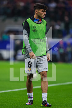 2022-10-04 - Pedri of FC Barcelona warms up during the UEFA Champions League 2022/23 Group Stage - Group C football match between FC Internazionale and FC Barcelona at Giuseppe Meazza Stadium, Milan, Italy on October 04, 2022 - INTER - FC INTERNAZIONALE VS FC BARCELONA - UEFA CHAMPIONS LEAGUE - SOCCER