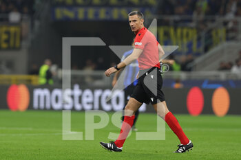 2022-10-04 - Referee Slavko Vincic in action during the UEFA Champions League 2022/23 Group Stage - Group C football match between FC Internazionale and FC Barcelona at Giuseppe Meazza Stadium, Milan, Italy on October 04, 2022 - INTER - FC INTERNAZIONALE VS FC BARCELONA - UEFA CHAMPIONS LEAGUE - SOCCER