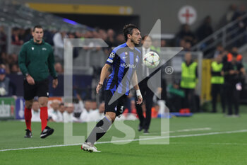 2022-10-04 - Matteo Darmian of FC Internazionale in action during the UEFA Champions League 2022/23 Group Stage - Group C football match between FC Internazionale and FC Barcelona at Giuseppe Meazza Stadium, Milan, Italy on October 04, 2022 - INTER - FC INTERNAZIONALE VS FC BARCELONA - UEFA CHAMPIONS LEAGUE - SOCCER