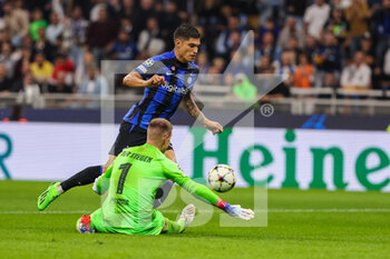 2022-10-04 - Joaquin Correa of FC Internazionale in action during the UEFA Champions League 2022/23 Group Stage - Group C football match between FC Internazionale and FC Barcelona at Giuseppe Meazza Stadium, Milan, Italy on October 04, 2022 - INTER - FC INTERNAZIONALE VS FC BARCELONA - UEFA CHAMPIONS LEAGUE - SOCCER