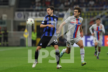 2022-10-04 - Matteo Darmian of FC Internazionale competes for the ball with Marcos Alonso of FC Barcelona during the UEFA Champions League 2022/23 Group Stage - Group C football match between FC Internazionale and FC Barcelona at Giuseppe Meazza Stadium, Milan, Italy on October 04, 2022 - INTER - FC INTERNAZIONALE VS FC BARCELONA - UEFA CHAMPIONS LEAGUE - SOCCER