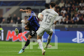 2022-10-04 - Lautaro Martinez of FC Internazionale in action during the UEFA Champions League 2022/23 Group Stage - Group C football match between FC Internazionale and FC Barcelona at Giuseppe Meazza Stadium, Milan, Italy on October 04, 2022 - INTER - FC INTERNAZIONALE VS FC BARCELONA - UEFA CHAMPIONS LEAGUE - SOCCER