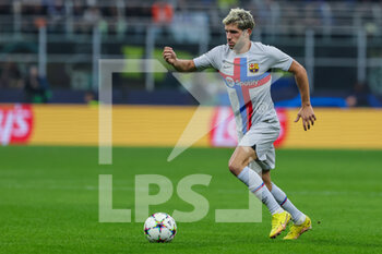 2022-10-04 - Sergi Roberto of FC Barcelona in action during the UEFA Champions League 2022/23 Group Stage - Group C football match between FC Internazionale and FC Barcelona at Giuseppe Meazza Stadium, Milan, Italy on October 04, 2022 - INTER - FC INTERNAZIONALE VS FC BARCELONA - UEFA CHAMPIONS LEAGUE - SOCCER