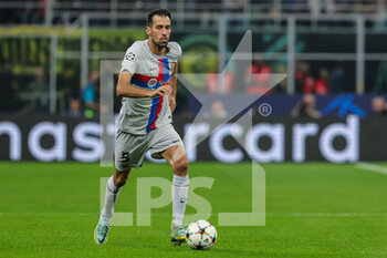 2022-10-04 - Sergio Busquets of FC Barcelona in action during the UEFA Champions League 2022/23 Group Stage - Group C football match between FC Internazionale and FC Barcelona at Giuseppe Meazza Stadium, Milan, Italy on October 04, 2022 - INTER - FC INTERNAZIONALE VS FC BARCELONA - UEFA CHAMPIONS LEAGUE - SOCCER