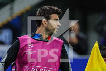 2022-10-04 - Gerard Piquet of FC Barcelona warms up during the UEFA Champions League 2022/23 Group Stage - Group C football match between FC Internazionale and FC Barcelona at Giuseppe Meazza Stadium, Milan, Italy on October 04, 2022 - INTER - FC INTERNAZIONALE VS FC BARCELONA - UEFA CHAMPIONS LEAGUE - SOCCER