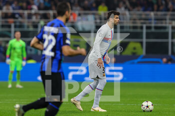 2022-10-04 - Gerard Piquet of FC Barcelona in action during the UEFA Champions League 2022/23 Group Stage - Group C football match between FC Internazionale and FC Barcelona at Giuseppe Meazza Stadium, Milan, Italy on October 04, 2022 - INTER - FC INTERNAZIONALE VS FC BARCELONA - UEFA CHAMPIONS LEAGUE - SOCCER