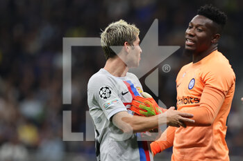 2022-10-04 - Andre Onana of FC Internazionale discusses with Sergi Roberto of FC Barcelona during the UEFA Champions League 2022/23 Group Stage - Group C football match between FC Internazionale and FC Barcelona at Giuseppe Meazza Stadium, Milan, Italy on October 04, 2022 - INTER - FC INTERNAZIONALE VS FC BARCELONA - UEFA CHAMPIONS LEAGUE - SOCCER