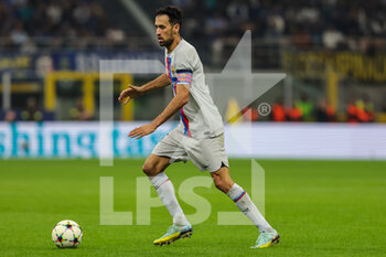 2022-10-04 - Sergio Busquets of FC Barcelona in action during the UEFA Champions League 2022/23 Group Stage - Group C football match between FC Internazionale and FC Barcelona at Giuseppe Meazza Stadium, Milan, Italy on October 04, 2022 - INTER - FC INTERNAZIONALE VS FC BARCELONA - UEFA CHAMPIONS LEAGUE - SOCCER